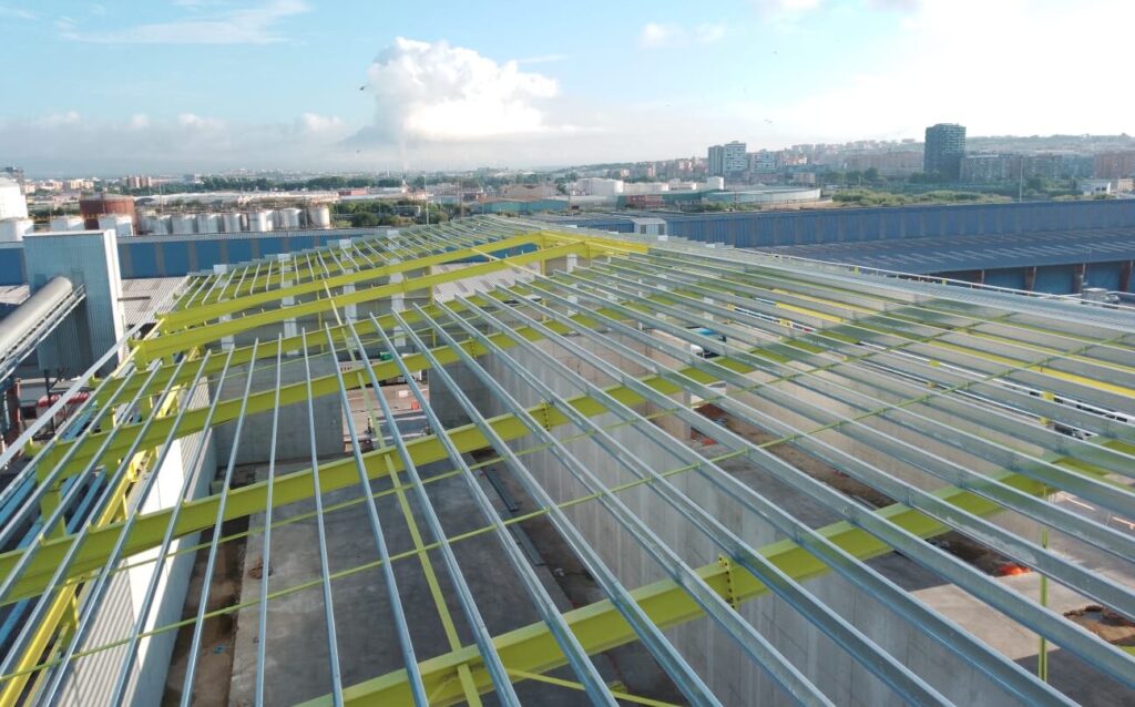 cubierta metalica puerto tarragona 1024x638 - Suministro y montaje de cubiertas y cerramientos met&aacute;licos