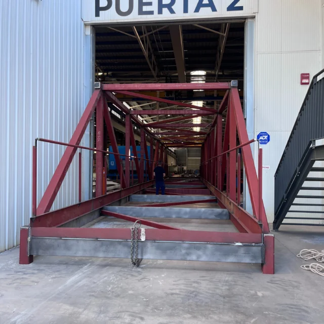 Otro gran desaf&iacute;o industrial completado con &eacute;xito hoy en Acople 2010.

Fabricaci&oacute;n integral, estructuras de grandes dimensiones y soluciones completas para proyectos industriales exigentes.

Estructura met&aacute;lica de gran dimensi&oacute;n, ingenier&iacute;a de precisi&oacute;n, log&iacute;stica compleja y un equipo altamente experimentado trabajando en perfecta coordinaci&oacute;n, desde la fabricaci&oacute;n hasta las operaciones de carga.

Proyectos como este reflejan lo que define a Acople:

✔️ Fabricaci&oacute;n integral
✔️ Grandes dimensiones
✔️ Soluciones completas
✔️ Capacidad industrial
✔️ Precisi&oacute;n t&eacute;cnica
✔️ Seguridad en cada operaci&oacute;n
✔️ Compromiso con los plazos
✔️ Profesionales experimentados
✔️ Soluciones reales para proyectos industriales exigentes

En Acople 2010 transformamos ingenier&iacute;a, experiencia y capacidad productiva en estructuras preparadas para los mayores retos industriales.

Estamos orgullosos de las personas que hay detr&aacute;s de cada estructura que construimos.
Porque los grandes proyectos no se construyen solo con acero.
Se construyen con experiencia, trabajo en equipo y compromiso.

#Acople2010 #EstructurasMet&aacute;licas #ProyectosIndustriales #Ingenier&iacute;a #MontajeIndustrial #IndustriaPesada #SteelStructure #IndustrialSolutions #Manufacturing #Construction #Industry #Europa #Espa&ntilde;a #Mercosur