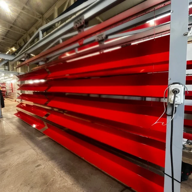 &iquest;Qu&eacute; es la pintura electrost&aacute;tica en polvo al horno?

La pintura electrost&aacute;tica en polvo es uno de los sistemas de recubrimiento m&aacute;s avanzados y duraderos para superficies met&aacute;licas.

El proceso consiste en aplicar part&iacute;culas de pintura en polvo que son atra&iacute;das el&eacute;ctricamente hacia la pieza met&aacute;lica. Posteriormente, la pieza se introduce en un horno donde la pintura se funde y se adhiere de forma uniforme, creando un acabado resistente y de alta calidad.

&iquest;Por qu&eacute; elegir pintura electrost&aacute;tica?

✅ Mayor resistencia a golpes, ara&ntilde;azos y desgaste.
✅ Excelente protecci&oacute;n contra la corrosi&oacute;n y la intemperie.
✅ Acabado uniforme, sin goteos ni marcas.
✅ Amplia variedad de colores, texturas y acabados.
✅ Mayor durabilidad que muchos sistemas de pintura convencionales.
✅ Proceso eficiente y respetuoso con el medio ambiente.

En Acople 2010, aplicamos pintura electrost&aacute;tica en polvo al horno sobre estructuras met&aacute;licas, maquinaria industrial, cerramientos, mobiliario urbano, piezas especiales, chasis, bastidores y todo tipo de componentes met&aacute;licos.

 Miles de posibilidades en color. Una sola garant&iacute;a: calidad y durabilidad.

 Y t&uacute;, &iquest;Qu&eacute; color elegir&iacute;as para tu pr&oacute;ximo proyecto?

#Acople2010 #PinturaElectrost&aacute;tica #PinturaEnPolvo #PowderCoating #PinturaIndustrial #RecubrimientosIndustriales #Metalurgia #Industria #Castell&oacute;n #CalidadIndustrial #EstructurasMet&aacute;licas #AcabadosIndustriales #Protecci&oacute;nMet&aacute;lica #Innovaci&oacute;nIndustrial #ColorYDurabilidad #PinturaAlHorno #Acero #Aluminio #Fabricaci&oacute;nIndustrial #Calderer&iacute;aPesada #TratamientoDeSuperficies #IndustriaMetal&uacute;rgica #Ingenier&iacute;aIndustrial #Construcci&oacute;nMet&aacute;lica #Protecci&oacute;nAnticorrosiva #MetalCoating #IndustrialCoatings #Fabricaci&oacute;nMet&aacute;lica #Acople2010ConstruyendoFuturo #ExcelenciaIndustrial