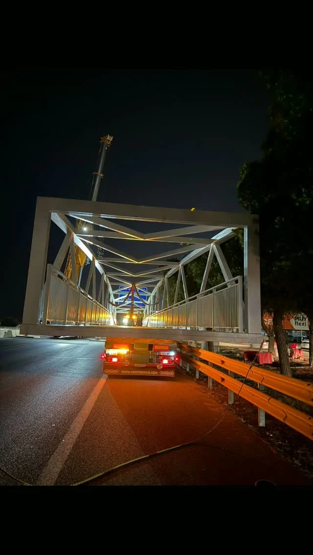Primera noche: objetivo cumplido. ✅
La primera de las tres grandes maniobras previstas ha sido ejecutada con &eacute;xito.
Una operaci&oacute;n nocturna de alta complejidad, donde cada detalle cuenta y donde la coordinaci&oacute;n, la precisi&oacute;n y la experiencia de nuestro equipo han sido determinantes para alcanzar el resultado esperado.
En ACOPLE 2010 nos sentimos orgullosos de formar parte de proyectos que ponen a prueba nuestra capacidad t&eacute;cnica y nuestro compromiso con la excelencia.
Pero esto a&uacute;n no termina.
Esta noche afrontamos la segunda de las tres grandes elevaciones previstas. Un nuevo reto que asumimos con la misma responsabilidad, la misma ilusi&oacute;n y la misma determinaci&oacute;n que caracterizan a nuestro equipo.
Seguimos trabajando para que cada maniobra sea un &eacute;xito.
La excelencia no se improvisa. Se planifica, se fabrica y se ejecuta.
#ACOPLE2010 #Ingenier&iacute;a #EstructurasMet&aacute;licas #Elevaci&oacute;nNocturna #MontajeIndustrial Infraestructuras TrabajoEnEquipo Seguridad Excelencia ObraCivil