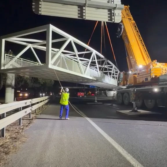 Detr&aacute;s de cada gran estructura hay un gran equipo.

Durante los d&iacute;as 6, 7 y 8 de julio, en Acople 2010 estamos ejecutando tres complejas maniobras de izado para el montaje de esta pasarela met&aacute;lica de grandes dimensiones. Un proyecto en el que somos responsables de la fabricaci&oacute;n y el montaje de la estructura met&aacute;lica, y que requiere una coordinaci&oacute;n absoluta entre ingenier&iacute;a, producci&oacute;n, log&iacute;stica, transporte especial, gr&uacute;as y personal altamente cualificado.

Queremos agradecer la confianza depositada por Pavasal, empresa adjudicataria del proyecto, por contar con Acople 2010 para participar en una infraestructura de gran exigencia t&eacute;cnica.

Nuestro reconocimiento tambi&eacute;n a la empresa responsable del transporte especial y de las maniobras de elevaci&oacute;n con gr&uacute;a, cuya experiencia y profesionalidad est&aacute;n siendo fundamentales para el &eacute;xito de esta operaci&oacute;n.

Cada maniobra es el resultado de meses de planificaci&oacute;n, c&aacute;lculos de ingenier&iacute;a, fabricaci&oacute;n de precisi&oacute;n, controles de calidad y una ejecuci&oacute;n en obra donde la seguridad es siempre la m&aacute;xima prioridad.

Asimismo, queremos destacar el excelente trabajo de todos los profesionales que participan en este proyecto. La coordinaci&oacute;n entre los distintos equipos es la clave para cumplir los plazos previstos y garantizar los m&aacute;s altos est&aacute;ndares de calidad y seguridad.

En Acople 2010 seguimos demostrando nuestra capacidad para afrontar proyectos industriales de gran complejidad, ofreciendo un servicio integral que abarca desde la ingenier&iacute;a y la fabricaci&oacute;n de estructuras met&aacute;licas hasta su montaje final.

Porque detr&aacute;s de cada estructura no hay solo acero.

Hay talento, conocimiento, compromiso, experiencia y personas que trabajan cada d&iacute;a para construir infraestructuras que perdurar&aacute;n durante d&eacute;cadas.

Gracias a Pavasal por su confianza.
Gracias a nuestros colaboradores por su profesionalidad.
Y, especialmente, gracias a todo el equipo de Acople 2010. Este nuevo hito es el reflejo del esfuerzo, la dedicaci&oacute;n y el compromiso de cada uno de vosotros.

Acople 2010
Fabricaci&oacute;n y montaje de estructuras met&aacute;licas para los proyectos m&aacute;s exigentes.